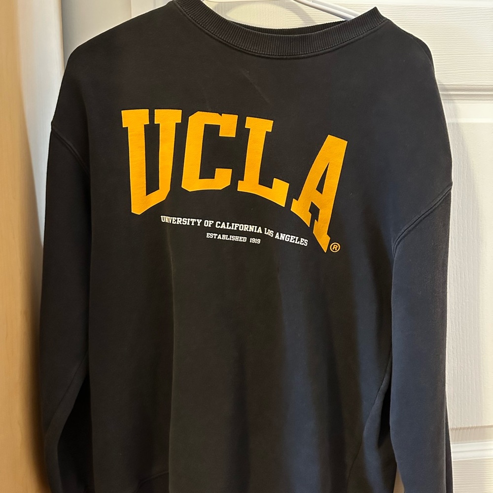 Black UCLA crewneck. Only worn a few times. Great condition.